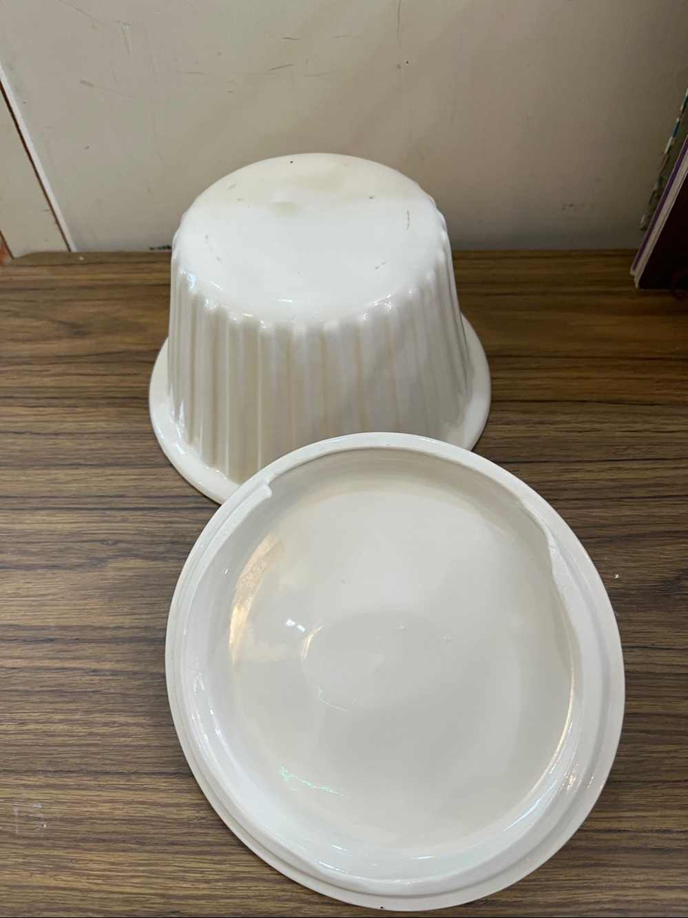 Vintage Hall Pottery Carbone white ceramic duck covered casserole dish. - Picture 6 of 6